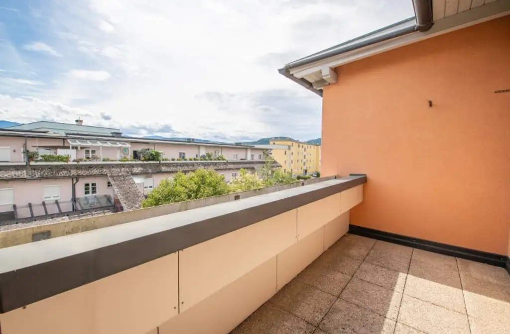 *** Wohnen in Waidmannsdorf *** Großzügige Vierzimmermaisonettewohnung mit Vorgarten & 3 Terrassen