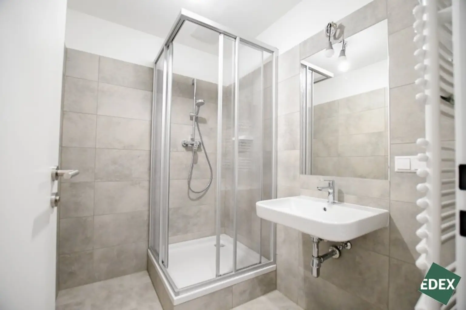 Erstbezug nach Sanierung: Schöne 2 Zimmer-Wohnung mit Loggia und Top-Anbindung
