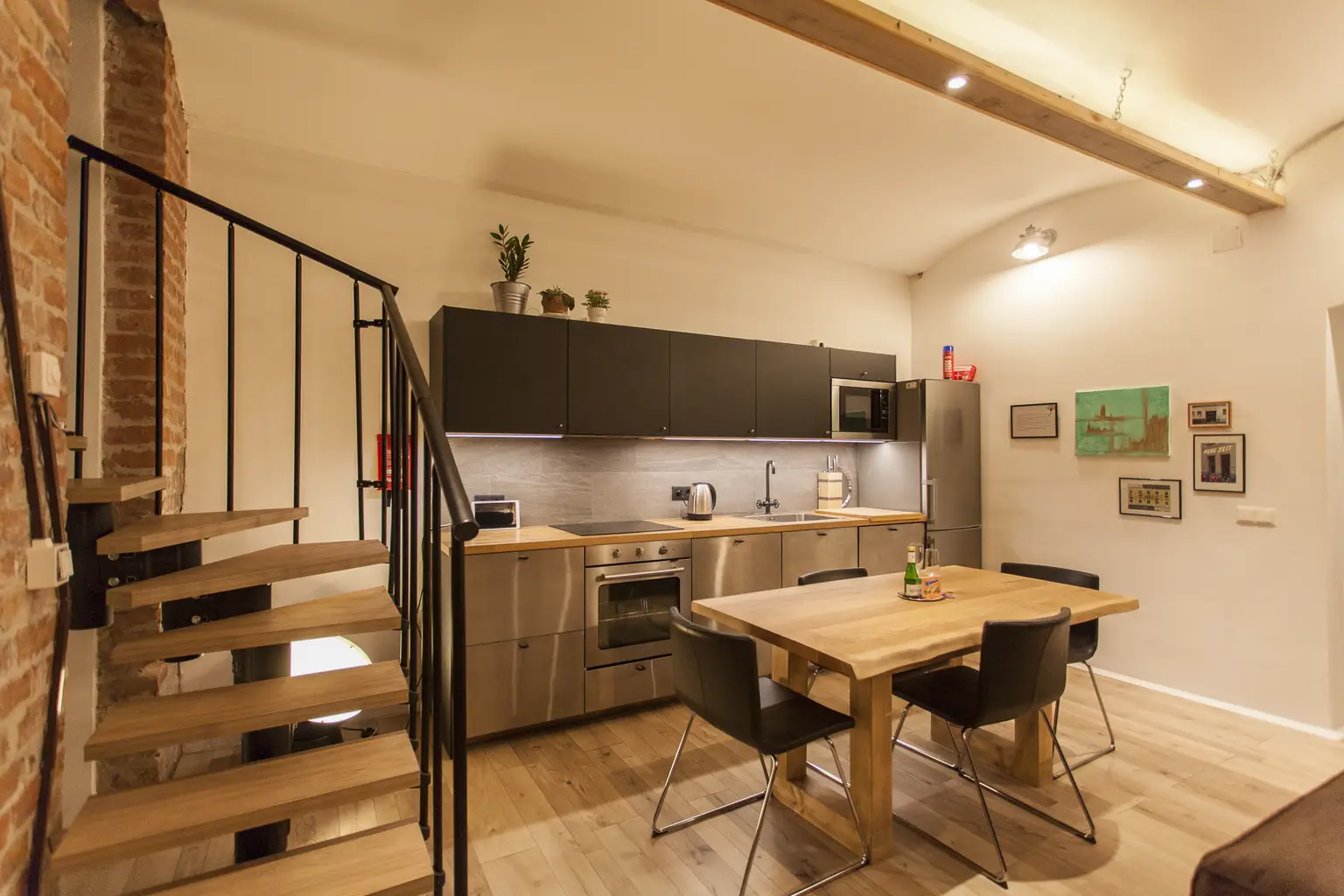 Moderne Souterrain Loft im Altbaustil ~ Kompakt eingerichtet ~ AKH Nähe ~ Gute öffentliche Anbindungen