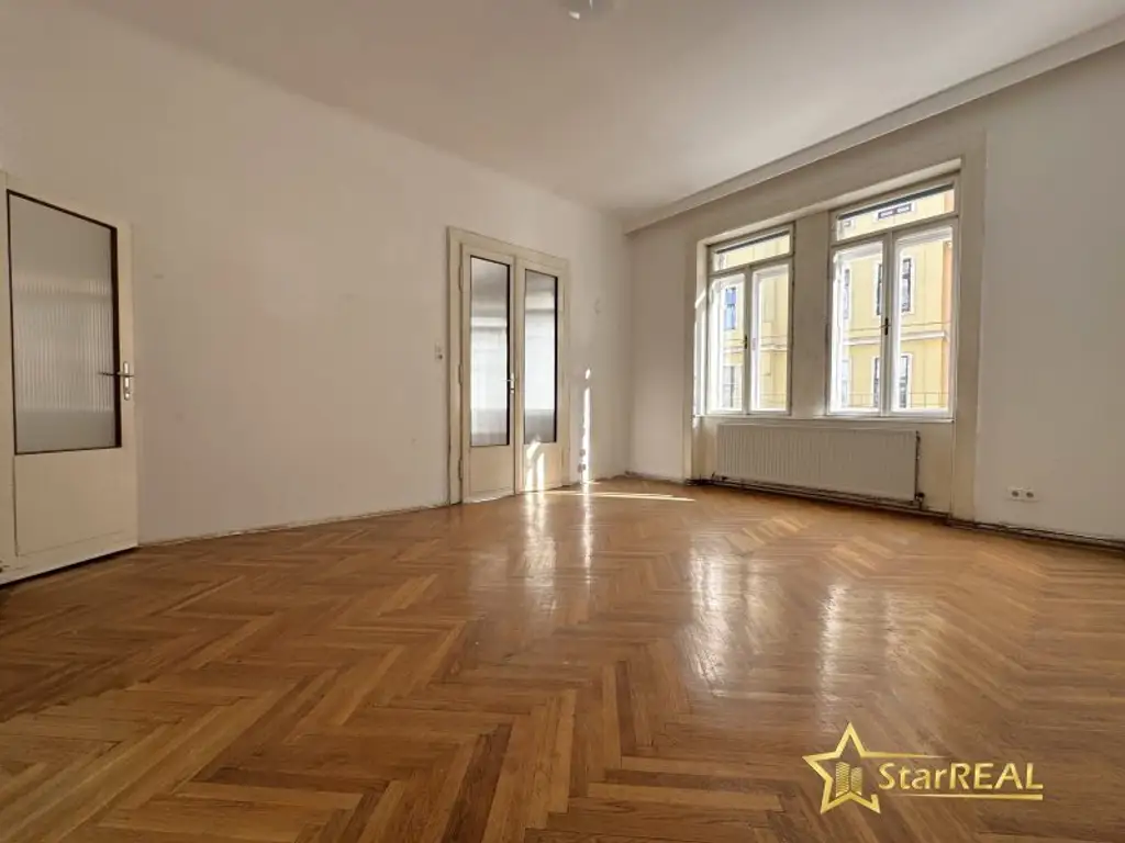ROHDIAMANT IN TOPLAGE! U6 DIREKT. SANIERUNGSBEDÜRFTIGE 3,5 ZIMMER. FISCHGRÄTPARKETT.