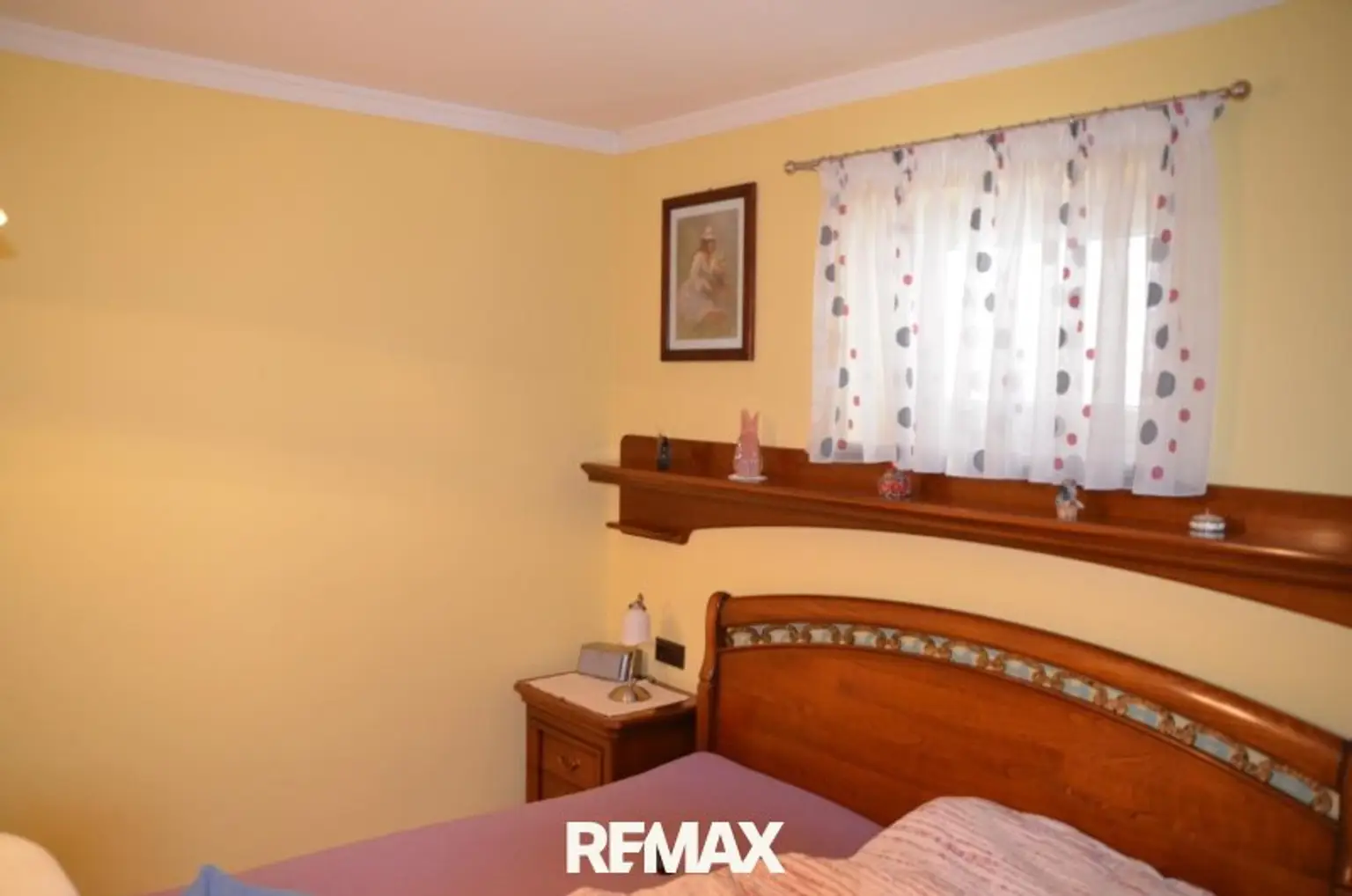 Gästezimmer mit Bett, Wohnhaus