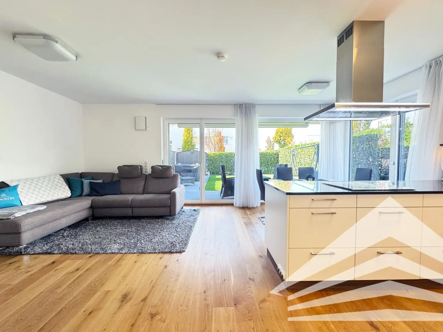 Exklusive 3 Zimmerwohnung mit traumhaftem Privatgarten im Zentrum von Pasching