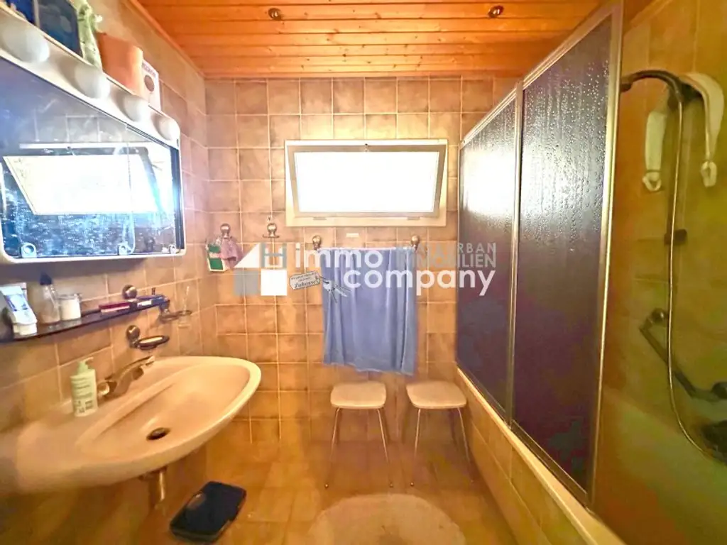 Renovierungsbedürftiges Landhaus mit Pool , Grundfläche 1.594 m² Renovierung und Schönheitsreparaturen sind erforderlich, dennoch sofort beziehbar!