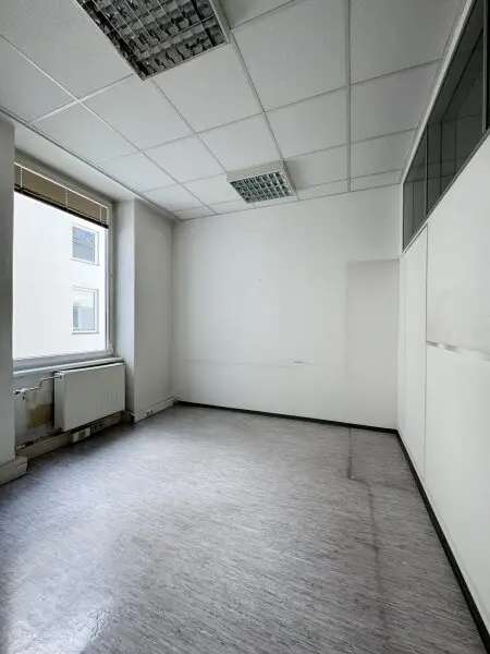 Zentrale Bürofläche mit 10 Zimmern und Stellplatz – ideal für Praxis oder Kanzlei