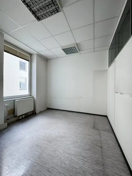Zentrale Bürofläche mit 10 Zimmern und Stellplatz – ideal für Praxis oder Kanzlei