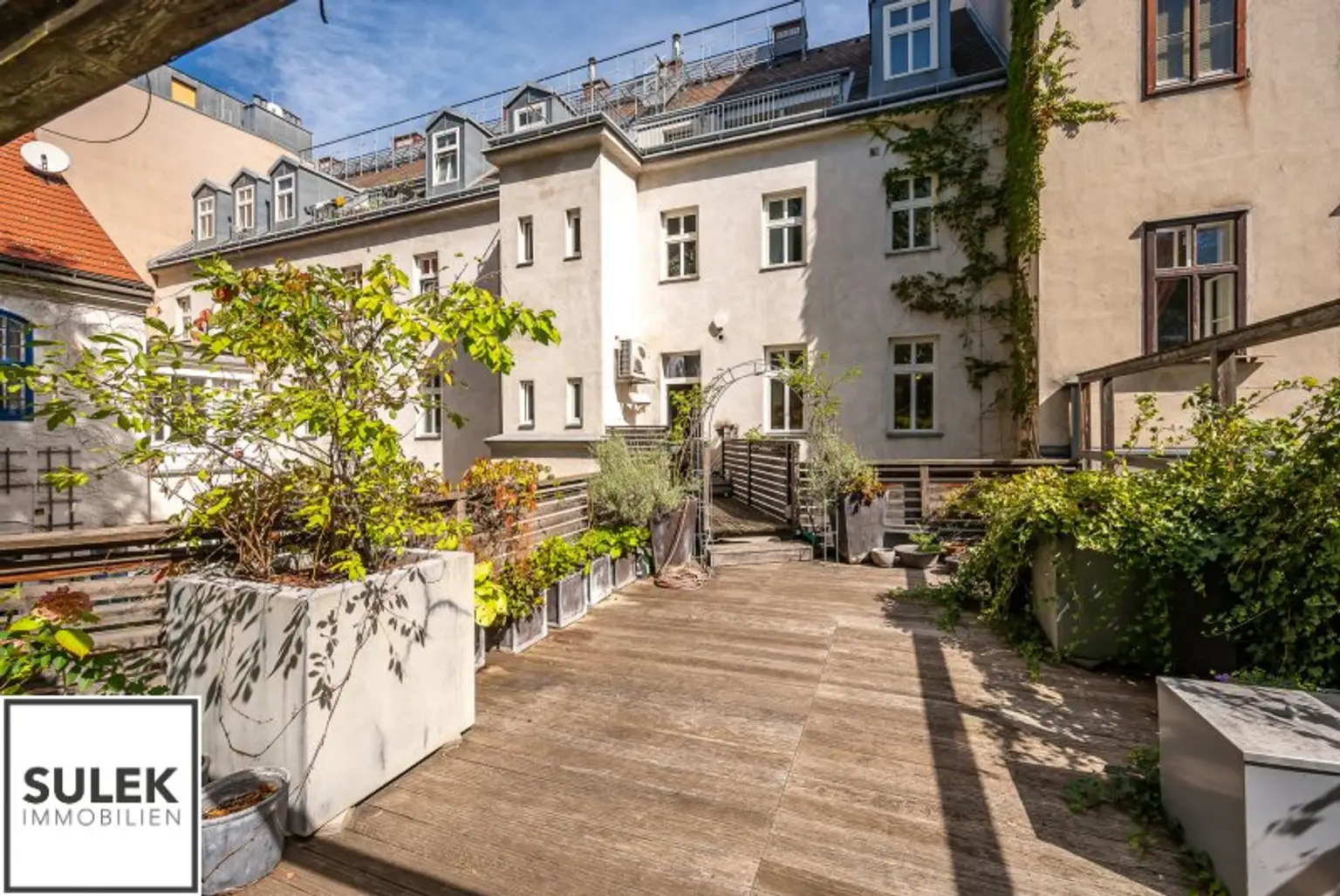 Rarität in der Wehrgasse: großzügige, sanierte Altbauwohnung mit Terrasse ab 01/26 unbefristet mieten!