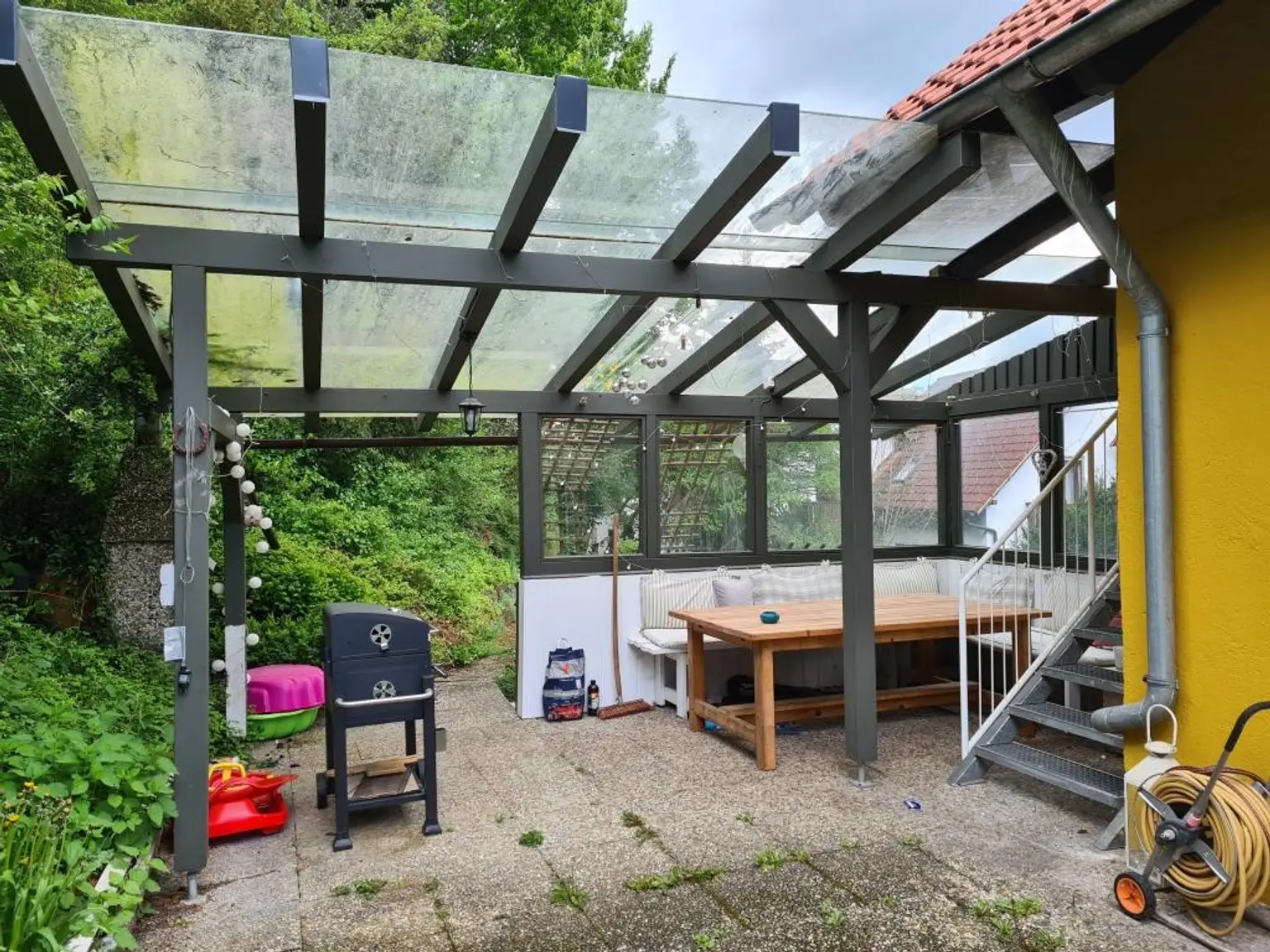 überdachte Terassenfläche