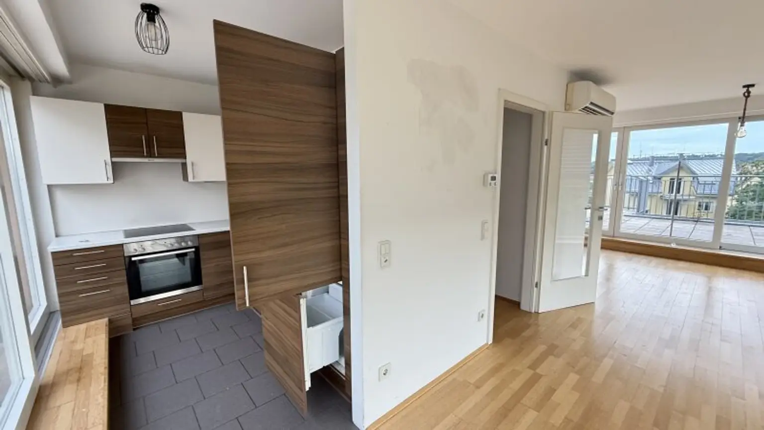 Klimatisierte Terrassenwohnung mit zwei Terrassen mit Ausblick auf das Schloss Schönbrunn und Steinhofkirche sowie opt. Stellplatz!