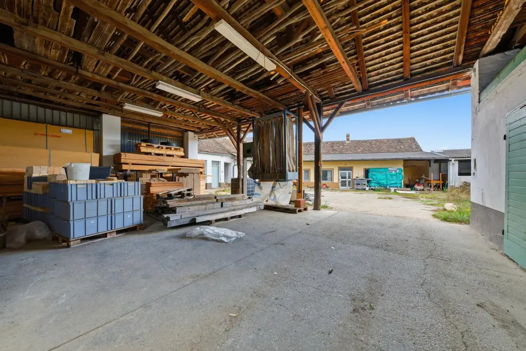 Vielseitige Gewerbe- und Wohnliegenschaft: diverse Hallenflächen, Wohngebäude und ein großzügiges Grundstück!