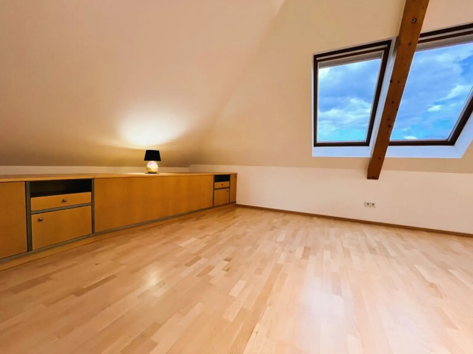 Zimmer 1 mit Einbauschrank