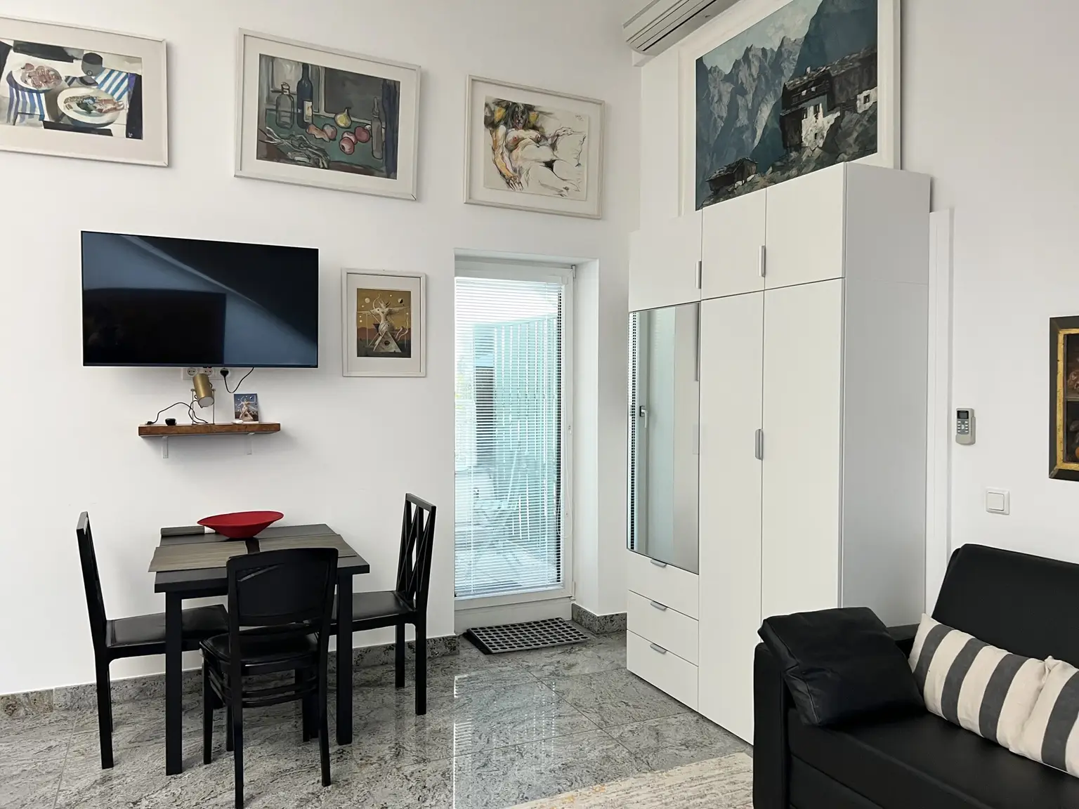 Zimmer mit Ausgang zu Balkon