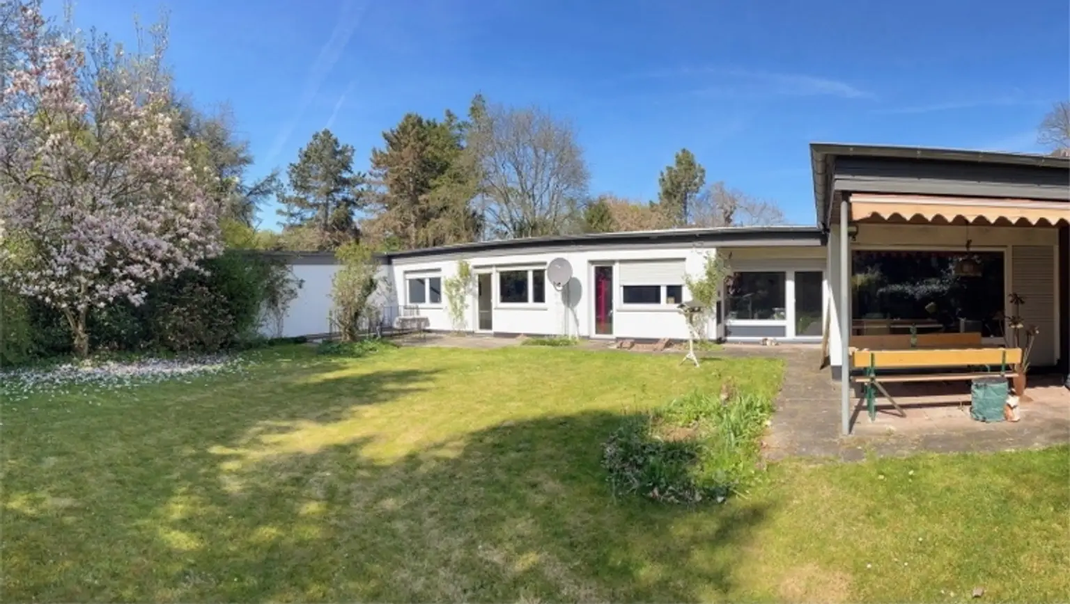 Blick vom Garten zum Haus