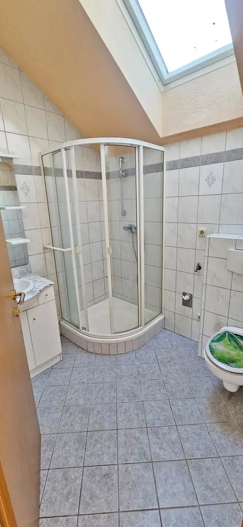 Kleine Wohnung samt Kfz-Stellplatz in Thening