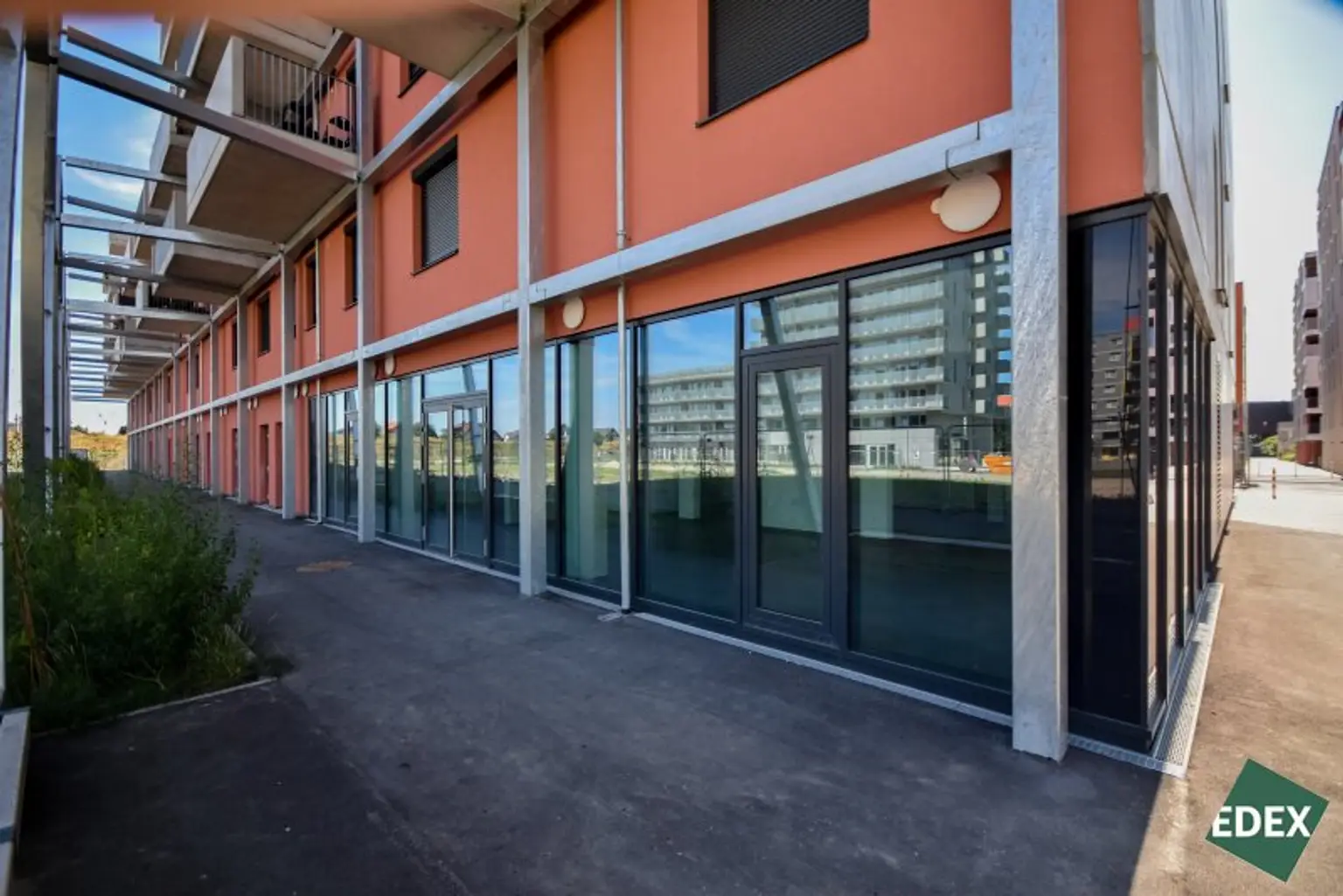 Moderne Geschäftsfläche in Neubausiedlung nahe Badeteich Hirschtetten