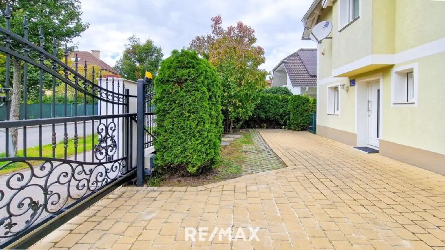 Vorplatz und Autostellplatz