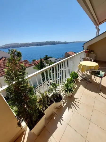 Neuwertige Etagenwohnung mit Terrasse und Blick auf das Meer
