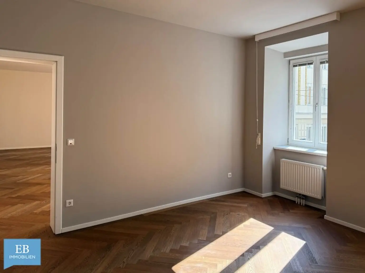 Helle Familienwohnung mit feiner Farbwelt und Fitnessraum im Haus