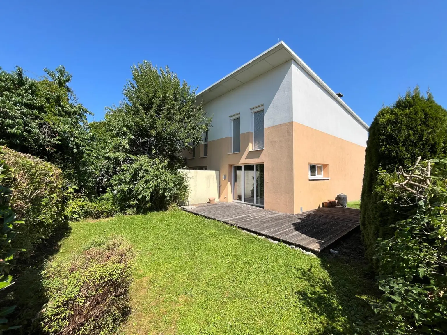 COMING SOON! DEM ATTERSEE SO NAH! Leistbares Passiv-Eckreihenhaus mit sonnigem Eigengarten und Einzelgarage im Zentrum von Seewalchen am Attersee