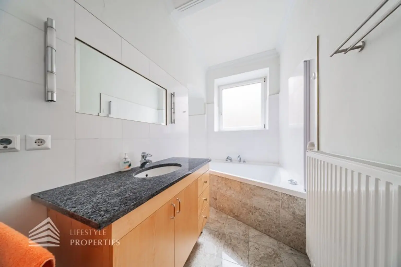 Charmante 3-Zimmer Altbauwohnung mit Loggia, Nähe Volksoper