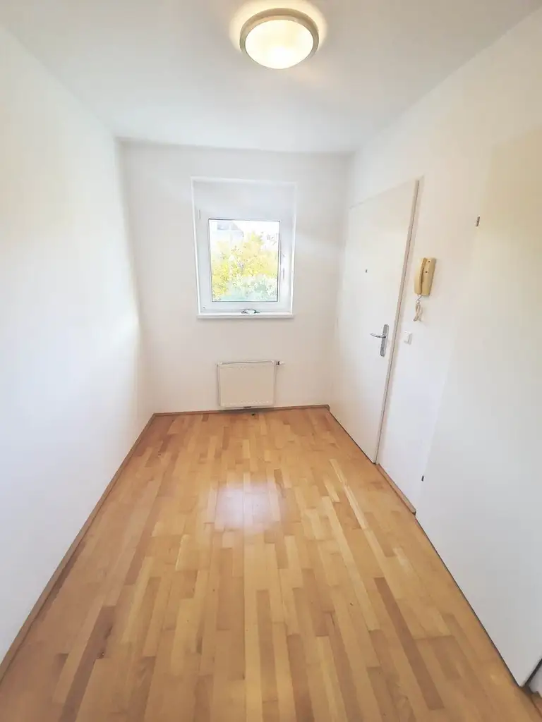 2-Zimmer-Wohnung mit Balkon und herrlichem Blick ins Grüne - Hietzinger Hauptstraße ums Eck