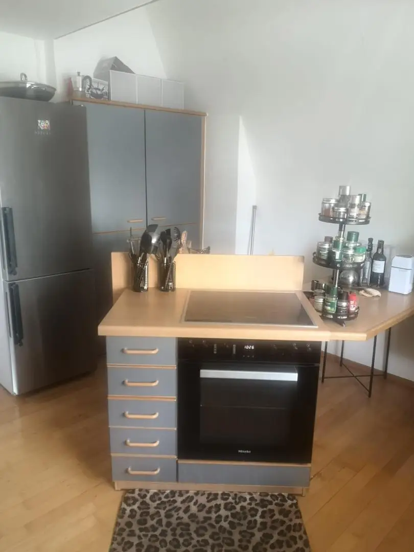 Schöne Villenwohnung in Aussichtslage mit Balkon und Parkplatz