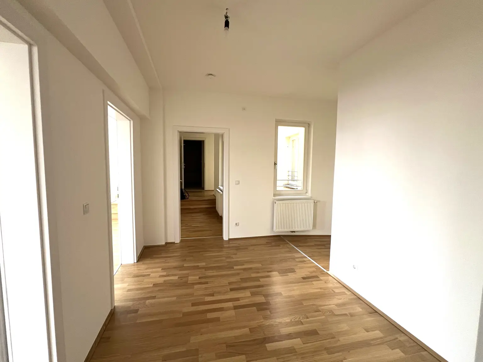 TOP LAGE: Moderne, ruhige und klimatisierte Dachgeschoss-Wohnung mit Terrasse / TOP LOCATION: Modern, quiet and air-conditioned apartment with terrace