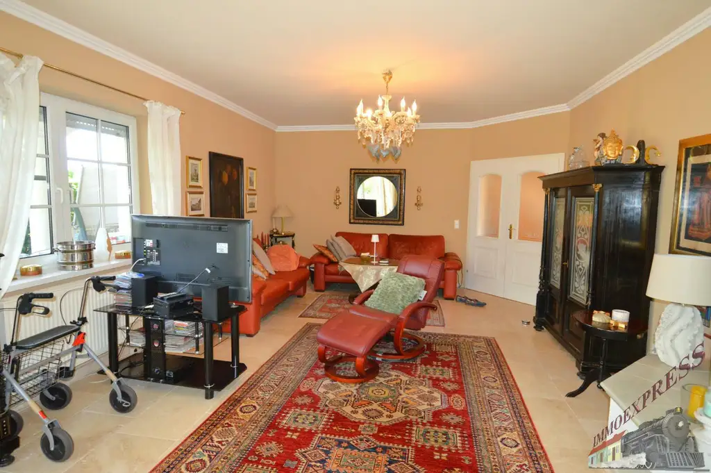 Repräsentatives Einfamilienhaus im italienischen Stil auf ca. 2.711 m²