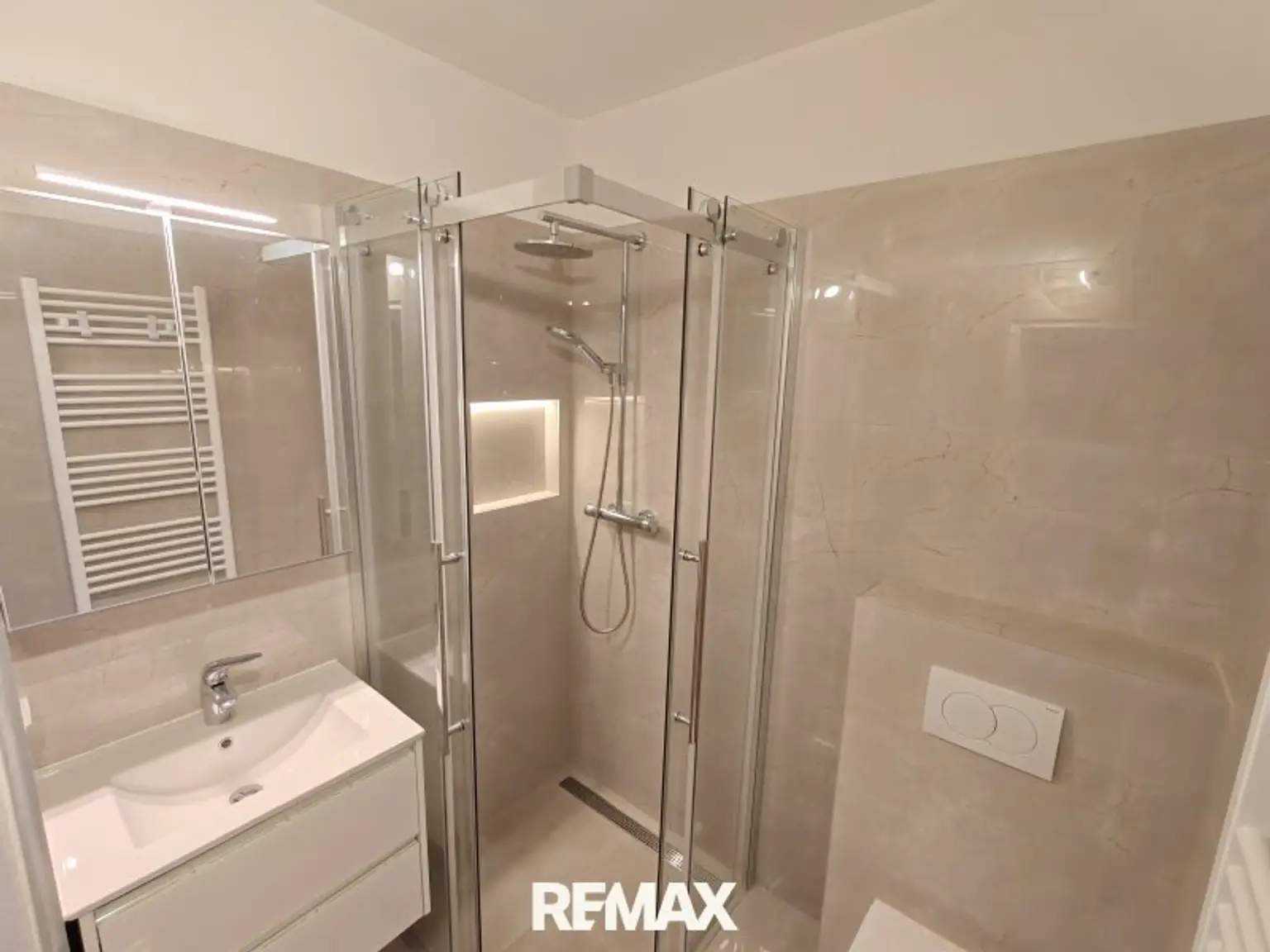 neues Badezimmer mit Dusche und 2tem WC