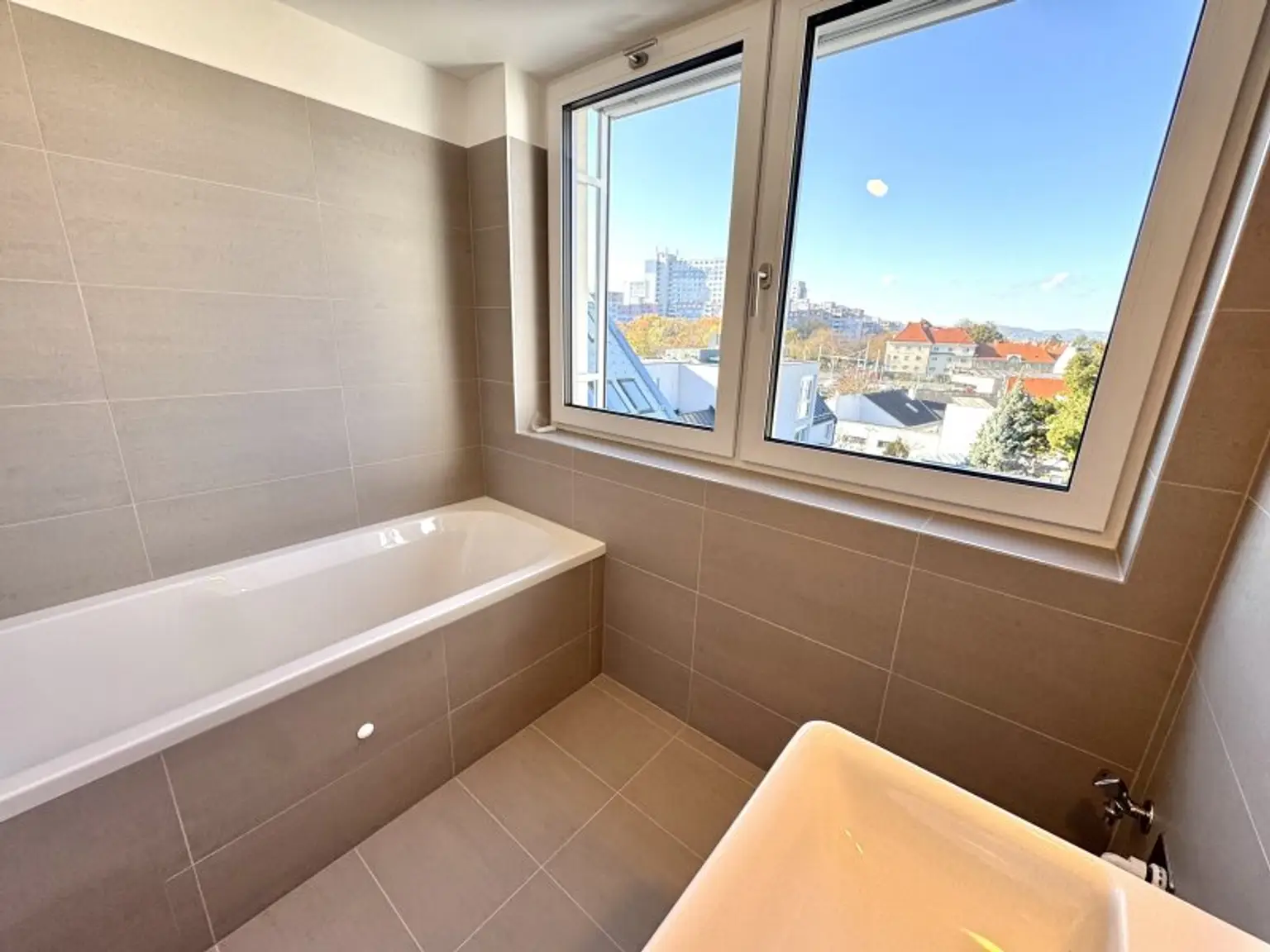 Dachgeschossausbau mit Terrasse & Klimaanlage - Erstbezug - UNBEFRISTETE Mietdauer