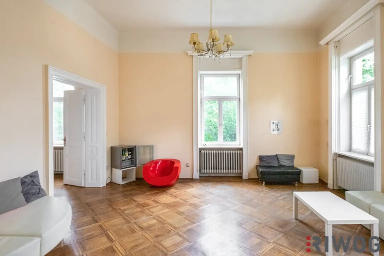 Herrschaftliche Wohnung in historischer Villa | über 440m² Garten & möglicher Infinity Pool | ca. 4,40 m Raumhöhe | sanierungsbedürftig | U-Bahnnähe
