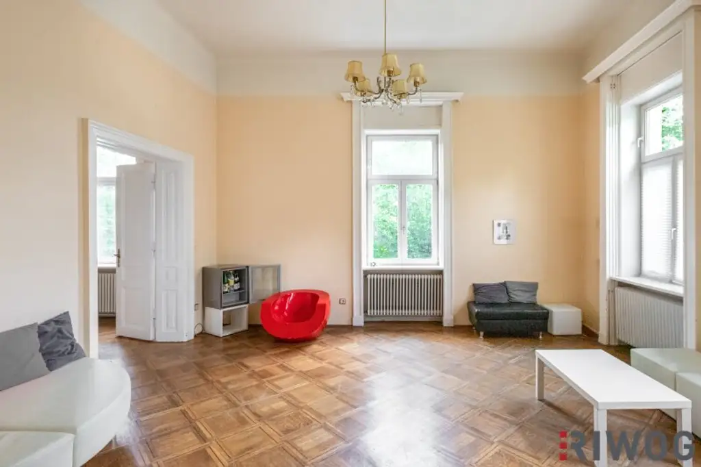 Herrschaftliche Wohnung in historischer Villa | über 440m² Garten & möglicher Infinity Pool | ca. 4,40 m Raumhöhe | sanierungsbedürftig | U-Bahnnähe