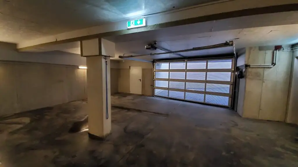 Zinshaus mit 5 Wohneinheiten, 5 KFZ Garagenplätze, Balkone, Garten (vermietet)