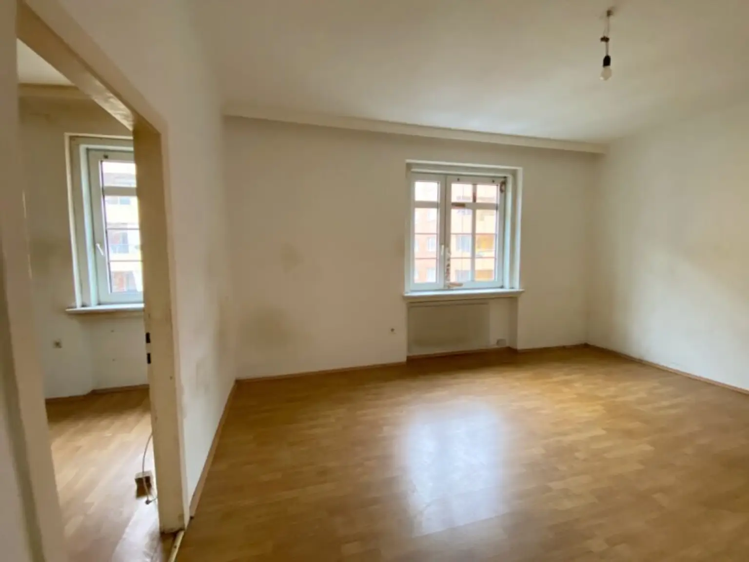 3 Zimmer-Wohnung ZUM SANIEREN, HELL und RUHIG!
