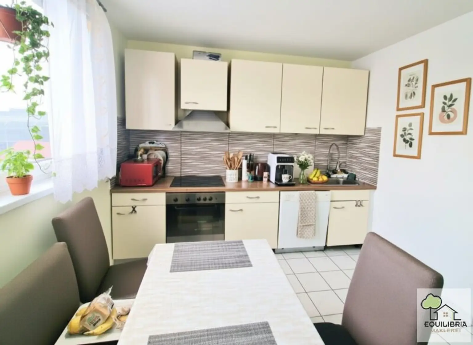 HELLE 3-ZIMMER-WOHNUNG (77m²) MIT LOGGIA UND FERNBLICK