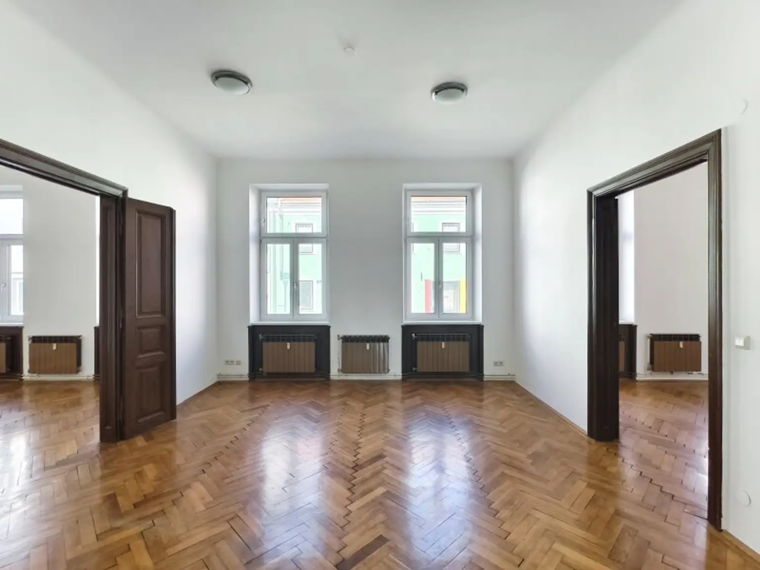 zweites großes Zimmer straßenseitig