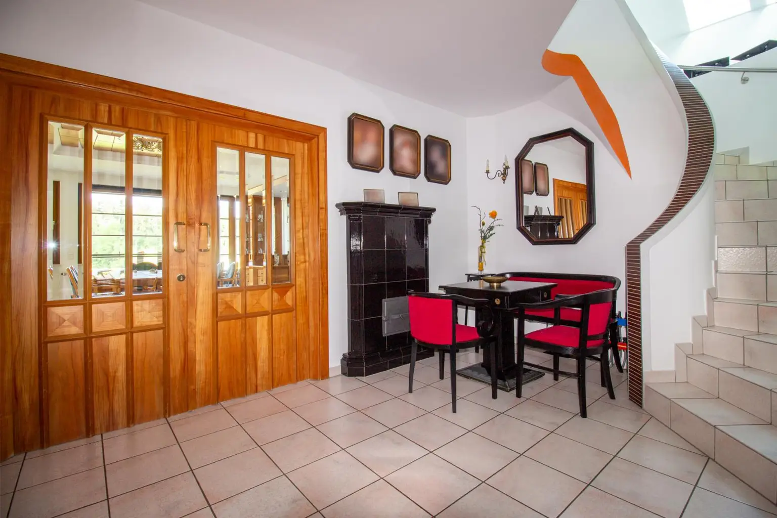 Einfamilienhaus mit Pool, Garten & Aussicht – Praxis & Mietpotential