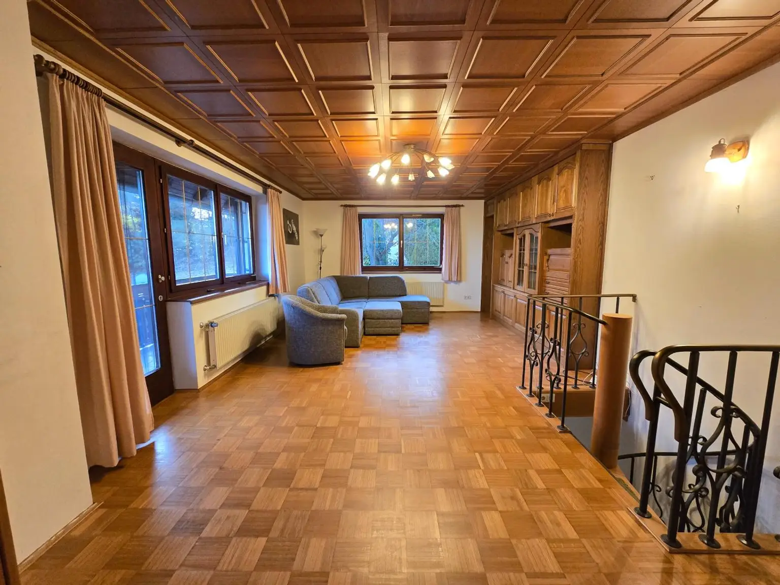 Haus mit zwei Wohneinheiten und Gartenidylle