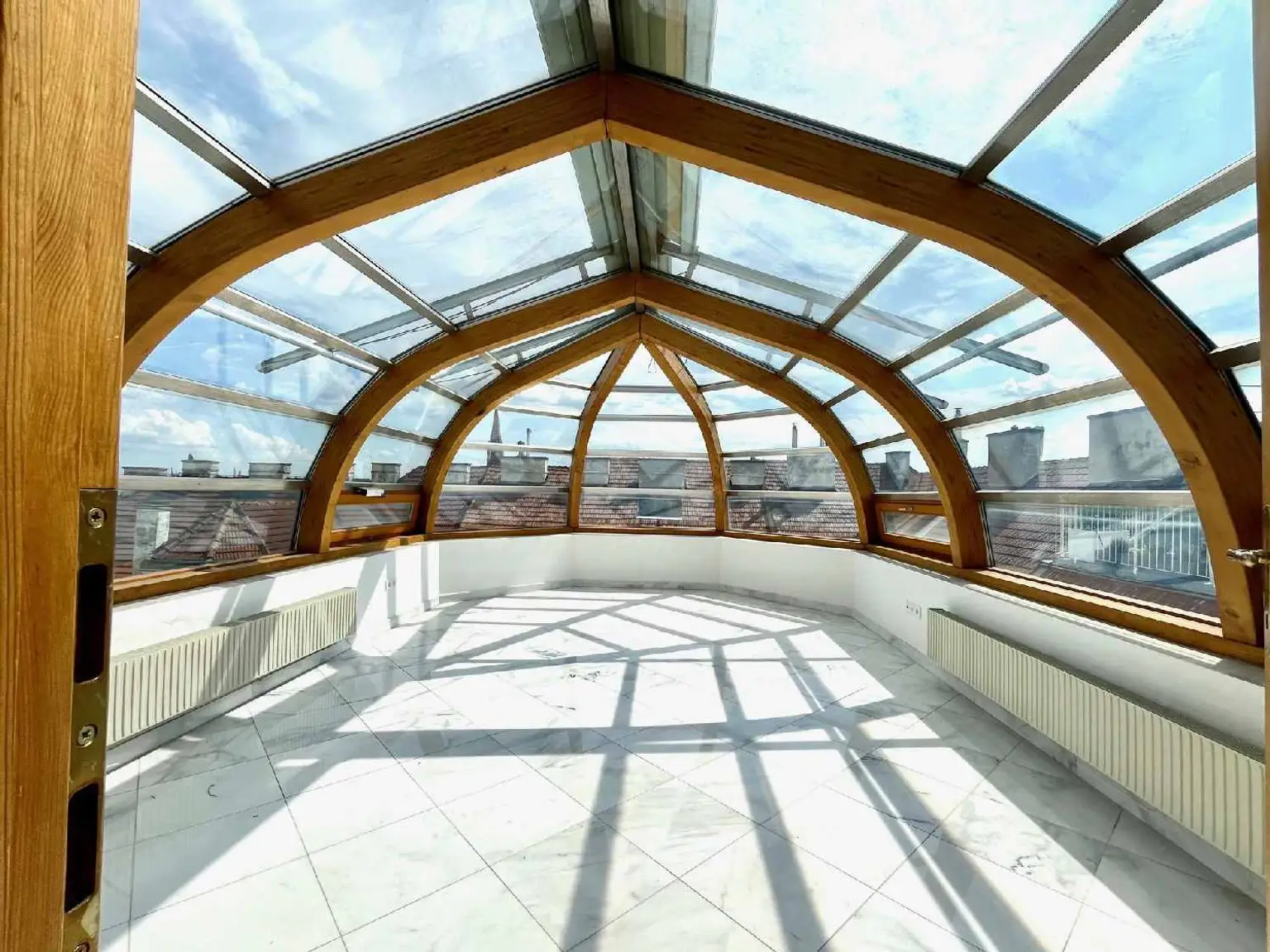 Extravagantes, kultiges 80 ties Retro Chic XXL Penthouse!
Miami Vice meets Raumschiff Enterprise