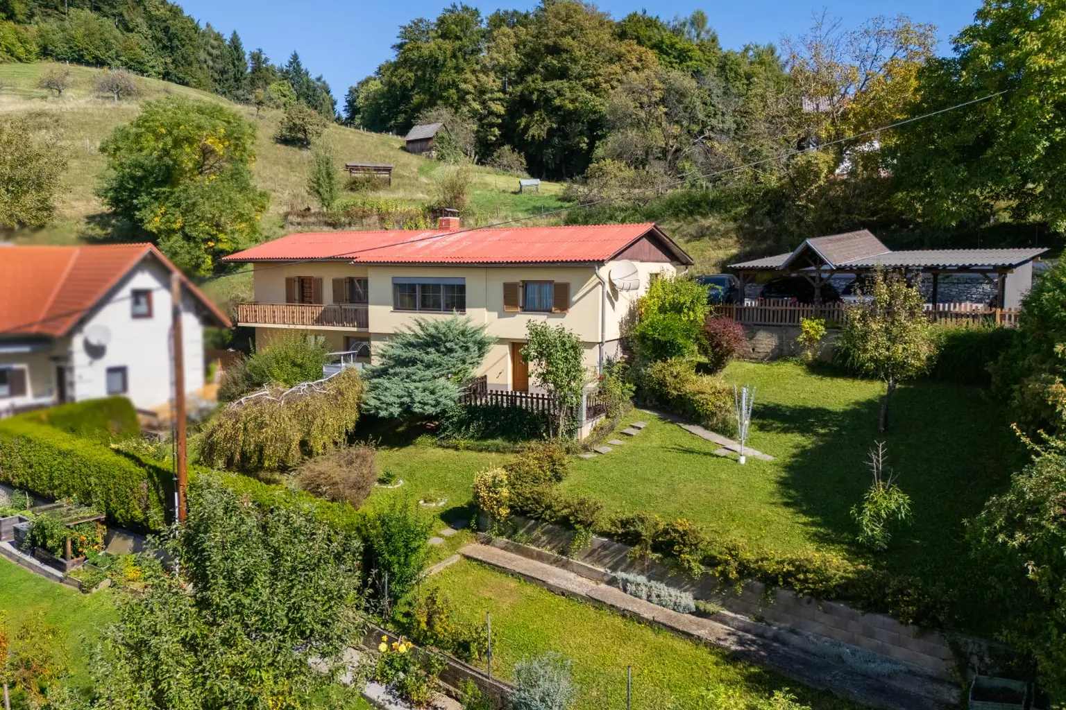Einfamilienhaus mit Einliegerwohnung, Garage, Carports und Ausblick!