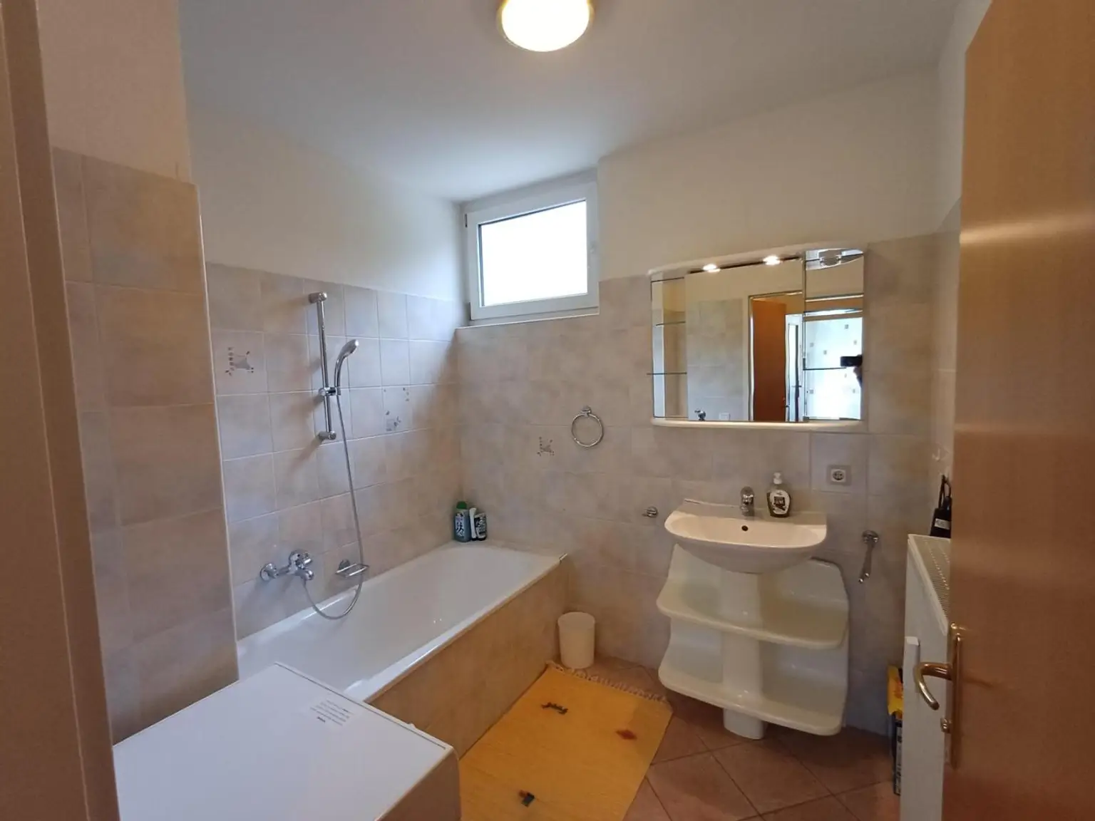 Gmunden: Äußerst gemütliche, teilmöblierte Wohnung mit Balkon im 1. OG in Seenähe!