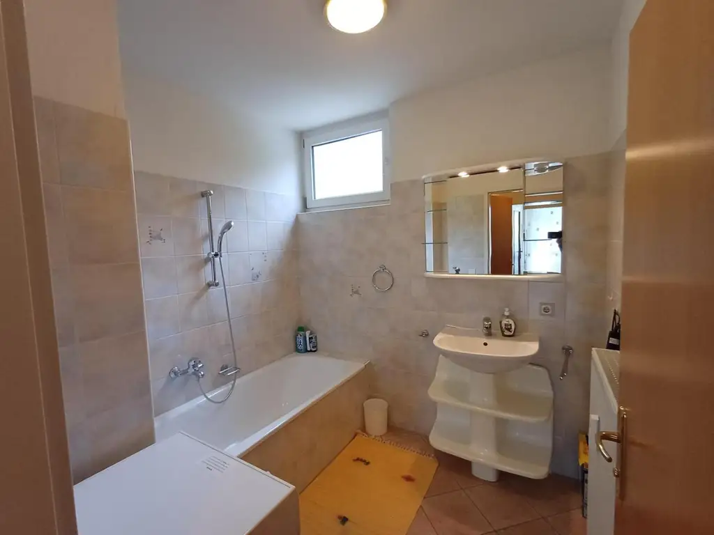 Gmunden: Äußerst gemütliche, teilmöblierte Wohnung mit Balkon im 1. OG in Seenähe!