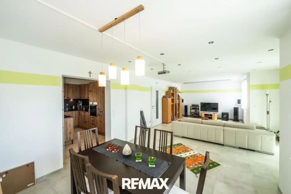 Modernes Niedrigenergie-Einfamilienhaus mit Garten und sonniger Terrasse – ideal für Familien!