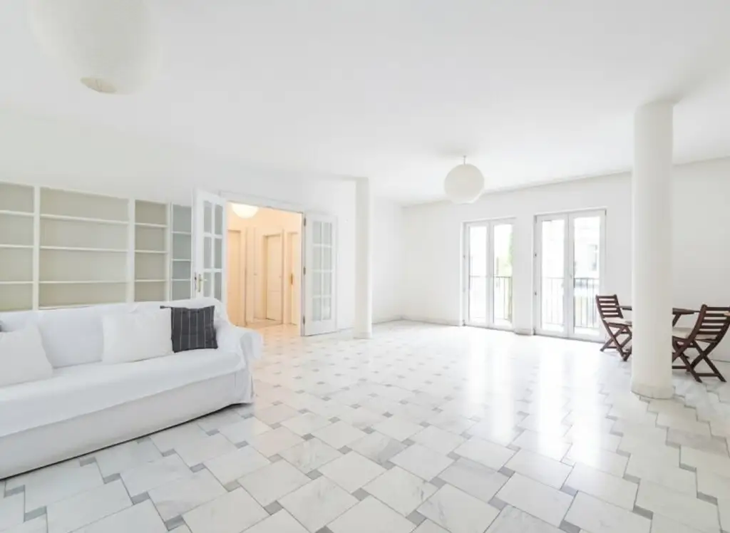 LINDENGASSE - Weitläufiger Wohnraum mit Balkon