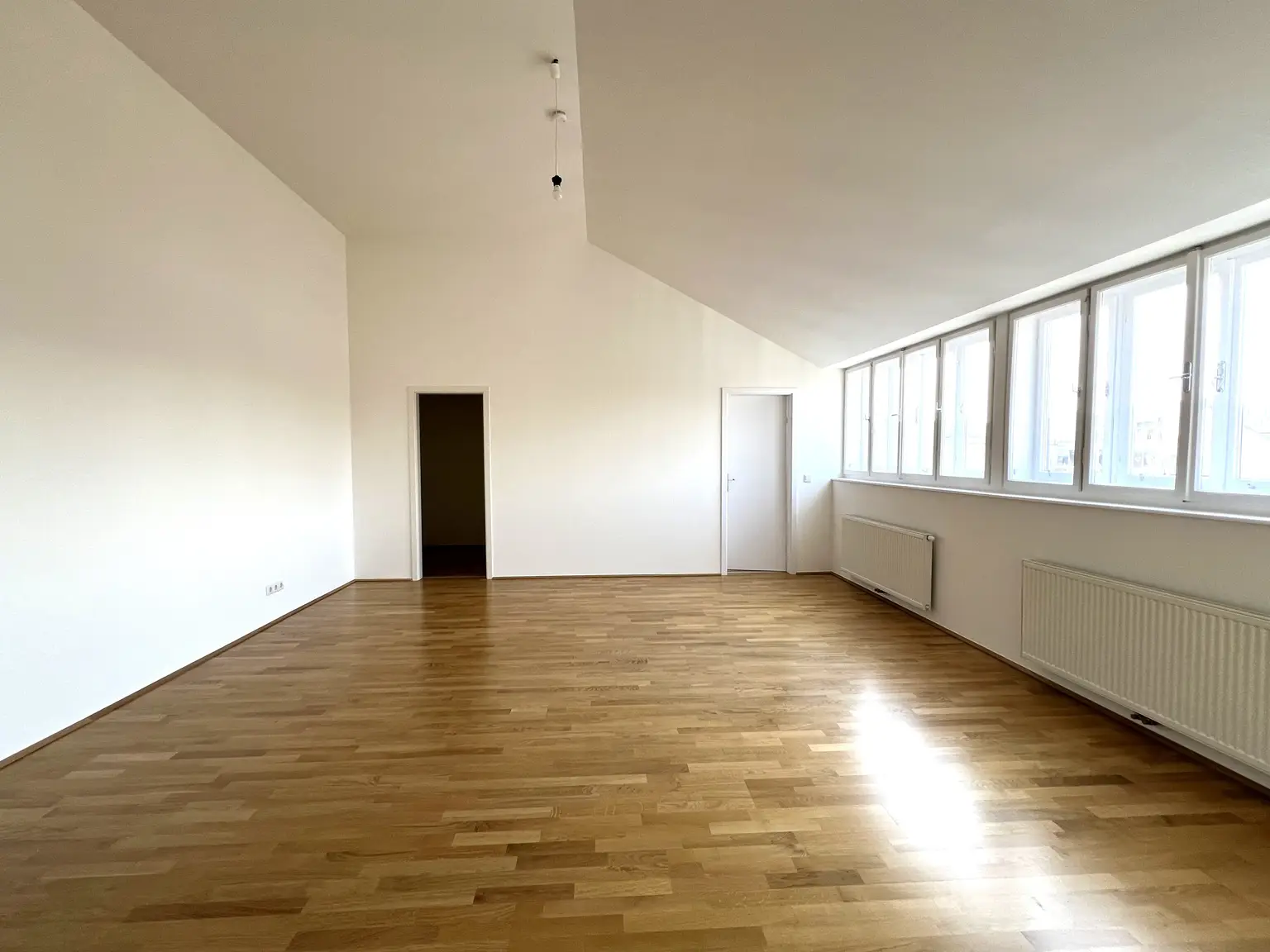 TOP LAGE: Moderne, ruhige und klimatisierte Dachgeschoss-Wohnung mit Terrasse / TOP LOCATION: Modern, quiet and air-conditioned apartment with terrace