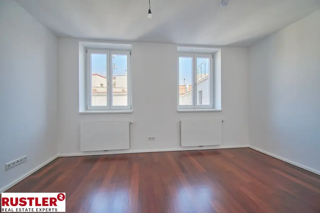 TRAUMHAFTE DG-WOHNUNG MIT BLICK AUF DIE KARLSKIRCHE!