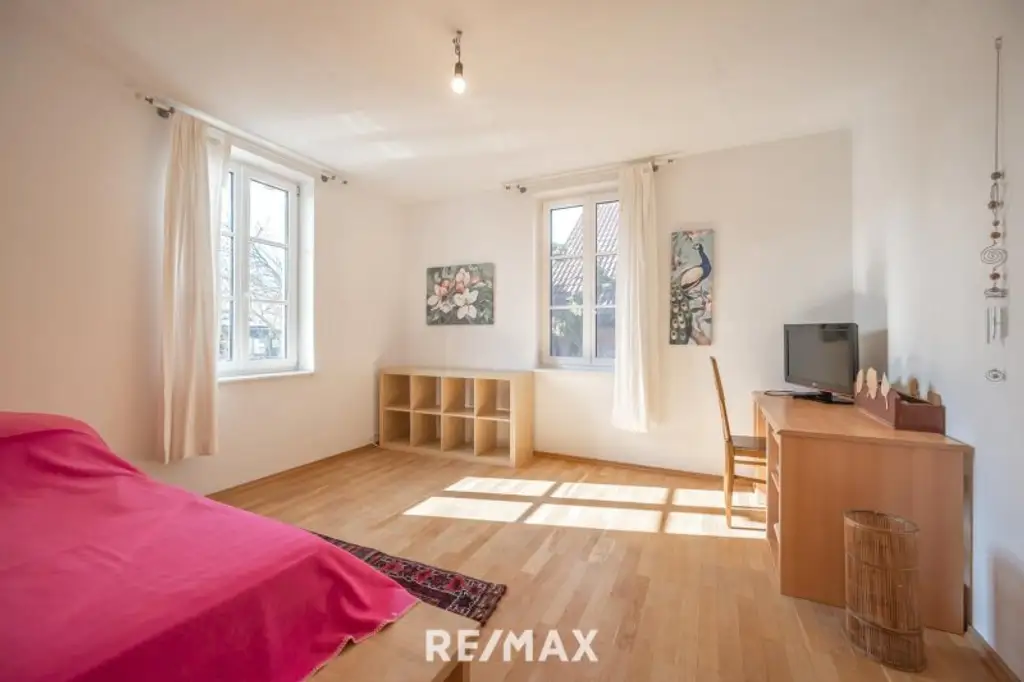 Elegante Villa im Landhausstil mit Riesengarage