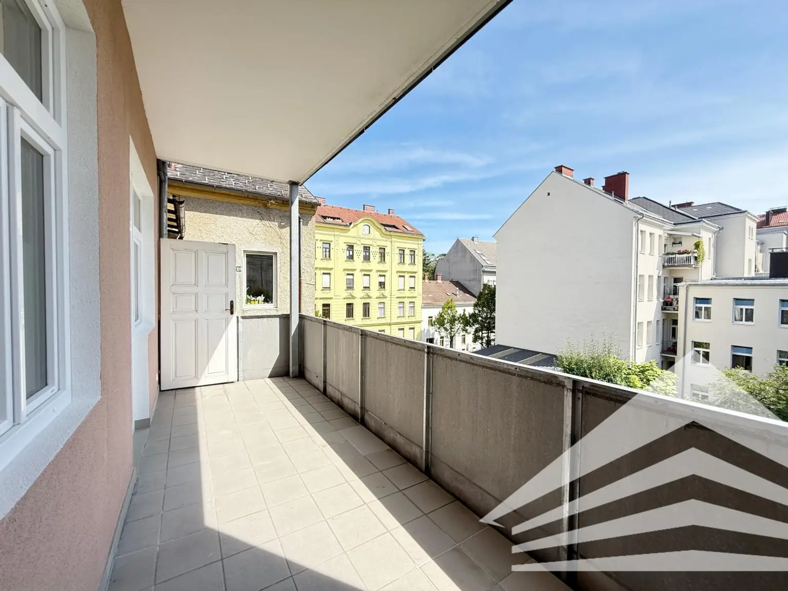 107 m² Altbauwohnung mit großer Loggia in der Innenstadt! TG-Platz verfügbar!