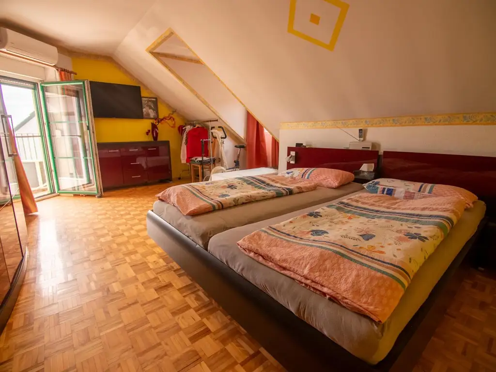 Großes Wohnhaus mit Heurigenlokal / 5 Gästezimmern und einem Miethaus