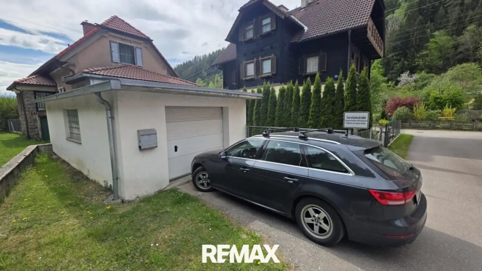 Aussenansicht mit Garage