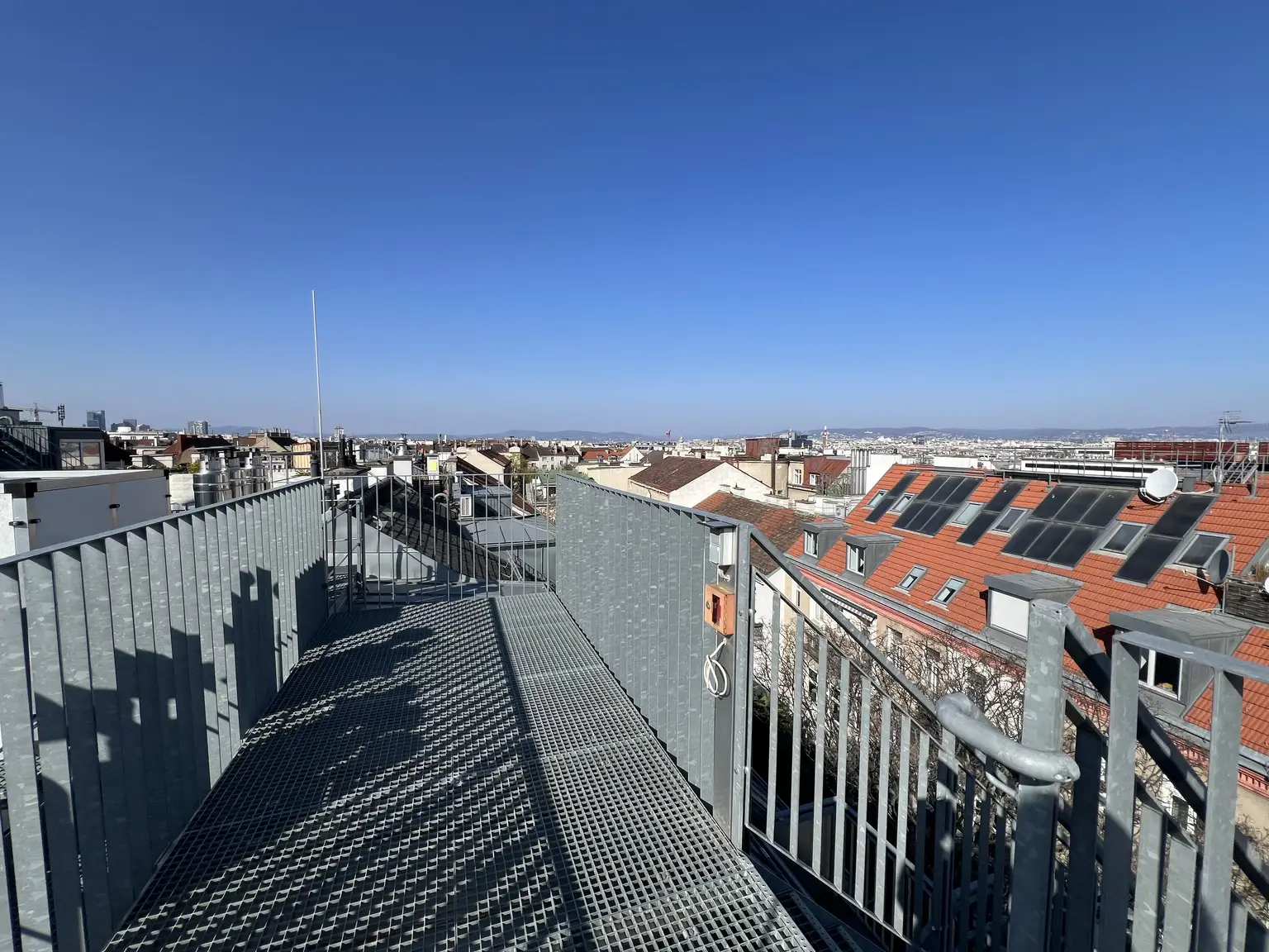 UNBEFRISTET: Attraktive, klimatisierte Dachgeschoss-Wohnung mit Balkonen und Dachterrasse und einmaligem Blick über Dächer Wiens